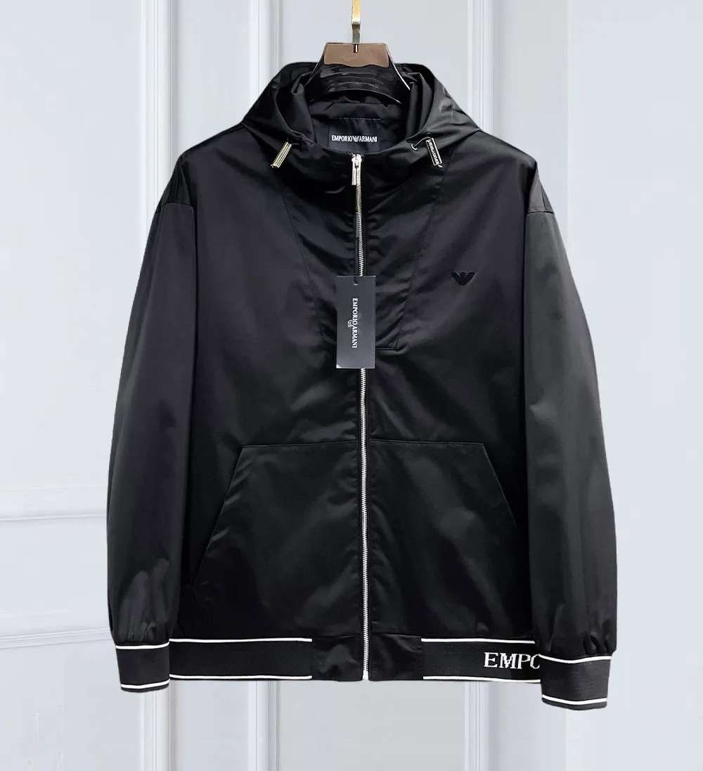Armani official website Same Style, complete with three labels, on sale in advance. 2026 Autumn and Winter New Arrival men's jacket, Original with complete three labels, Premium version. Custom-made fabrics at the counter. Breathable, high comfort, impeccable details, brand element design concept, reflecting high quality. It feels delicate and soft, presents a casual cut, and has a great upper body shape. Sizes: M～3XL,
